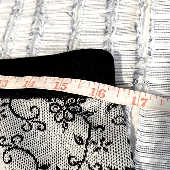 Woman’s Beautiful Exclusively Misook Skirt.. - Picture 4 of 5